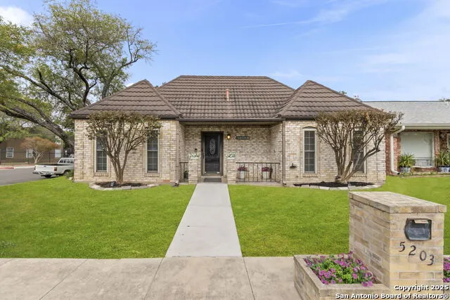 5203 Metcalf Windcrest, TX 78239