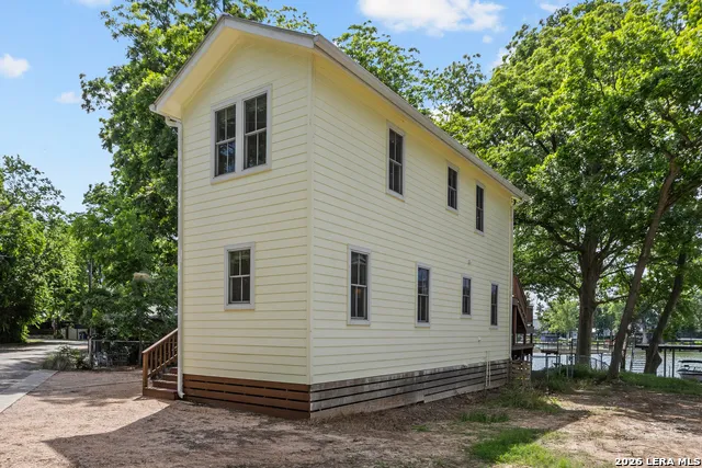 157 LAKE BND McQueeney, TX 78123