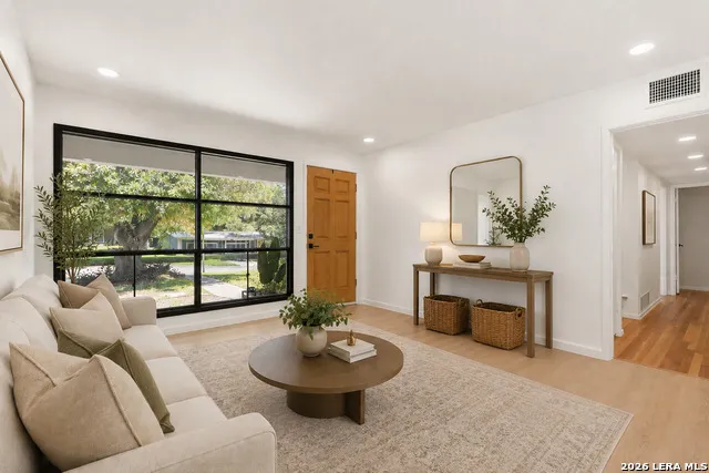 210 W Glenview San Antonio, TX 78228