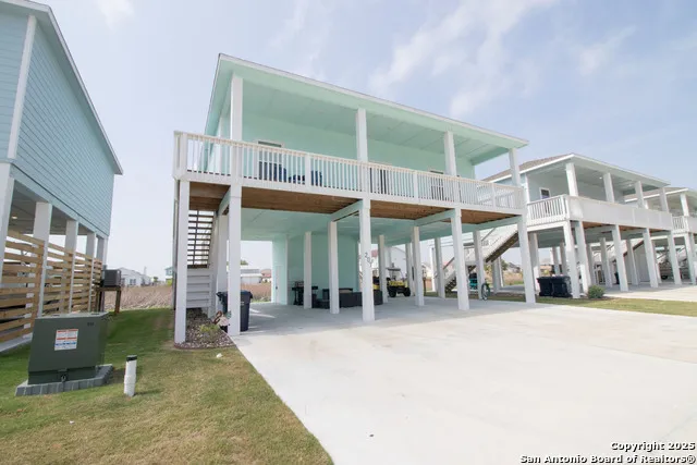 207 Paradise Dr Rockport, TX 78382