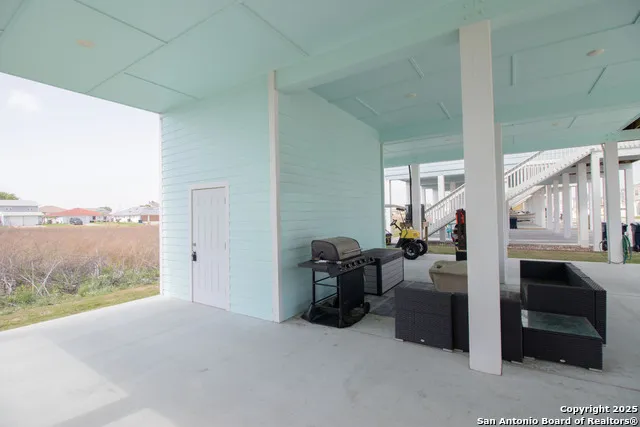 207 Paradise Dr Rockport, TX 78382