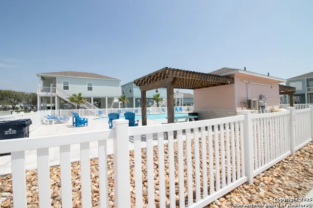 207 Paradise Dr Rockport, TX 78382