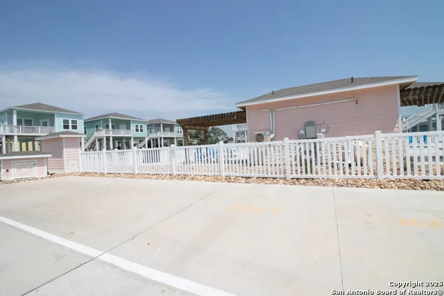 207 Paradise Dr Rockport, TX 78382