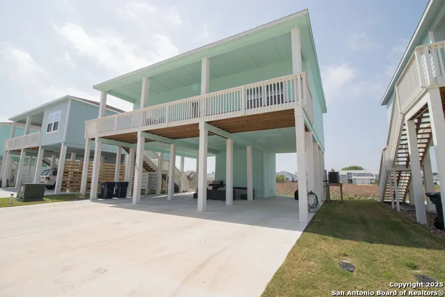 207 Paradise Dr Rockport, TX 78382