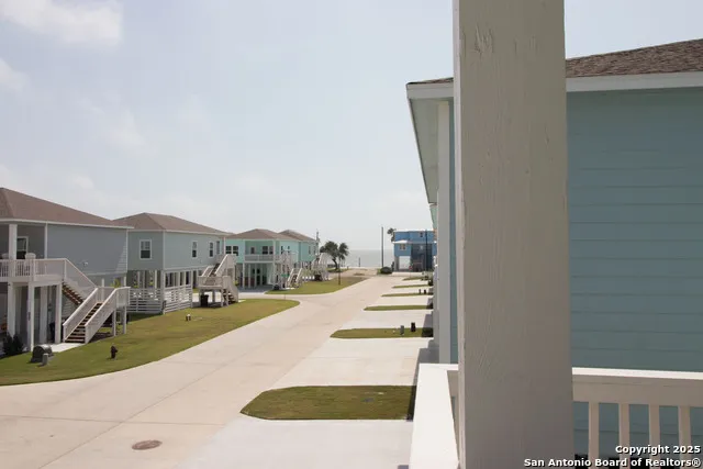 207 Paradise Dr Rockport, TX 78382