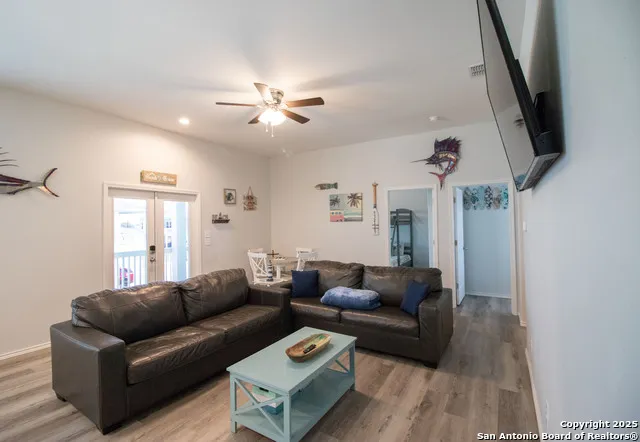 207 Paradise Dr Rockport, TX 78382