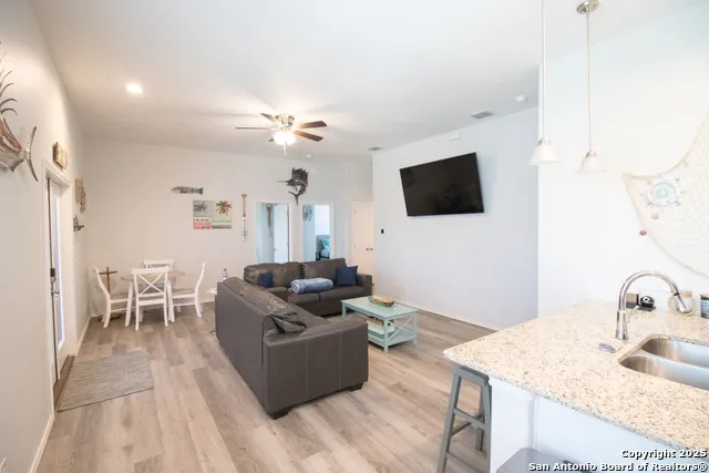 207 Paradise Dr Rockport, TX 78382