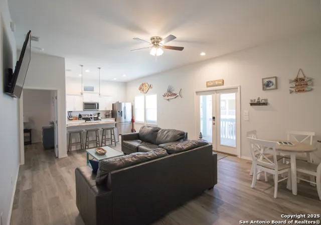207 Paradise Dr Rockport, TX 78382
