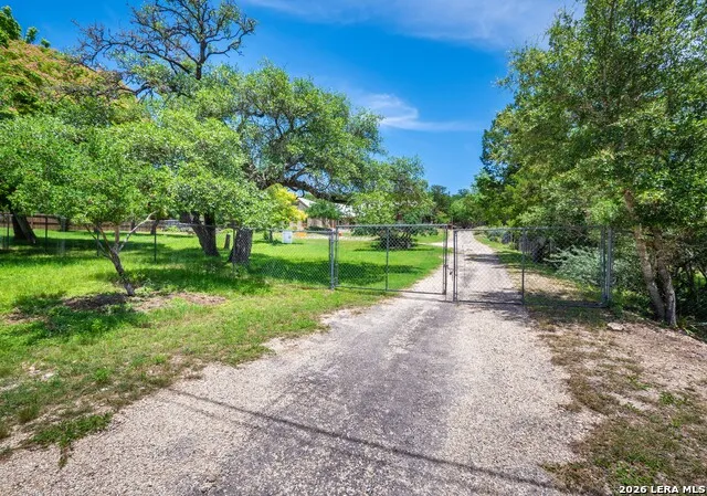 333 Secret Valley Dr Kerrville, TX 78028