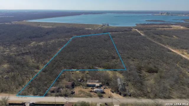 17791 Shady Falls Elmendorf, TX 78112
