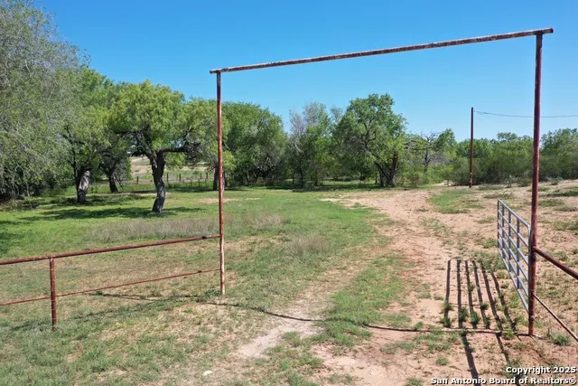 4004 S State Highway 173 Devine, TX 78016