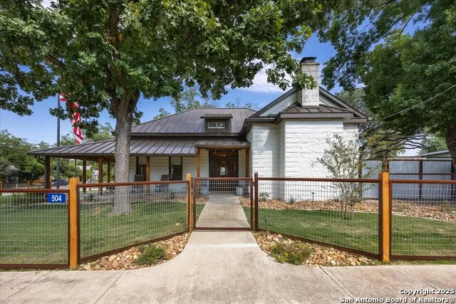 504 6th Comfort, TX 78013
