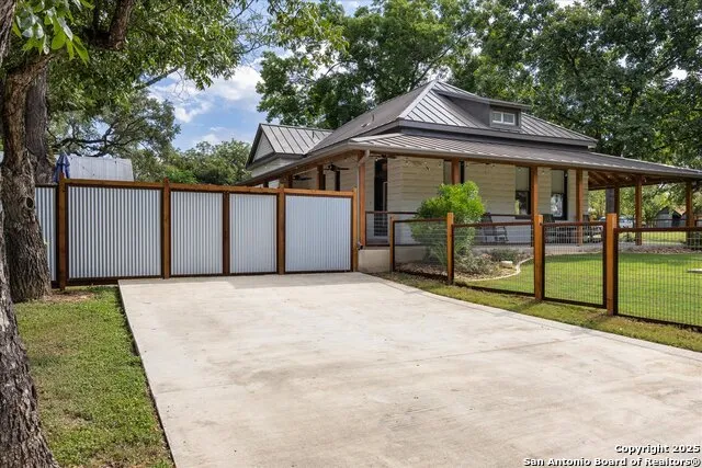 504 6th Comfort, TX 78013