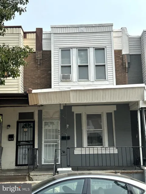 941 E SCHILLER STREET
