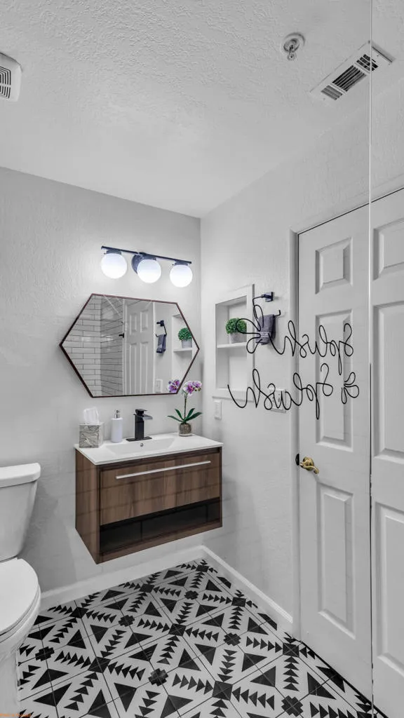 2120 E Del Lago Road Palm Springs, CA 92262