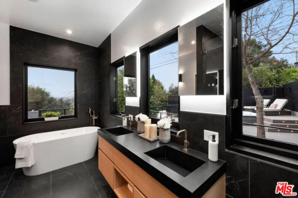 3936 Farley Court Studio City, CA 91604