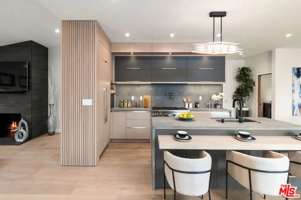 3936 Farley Court Studio City, CA 91604