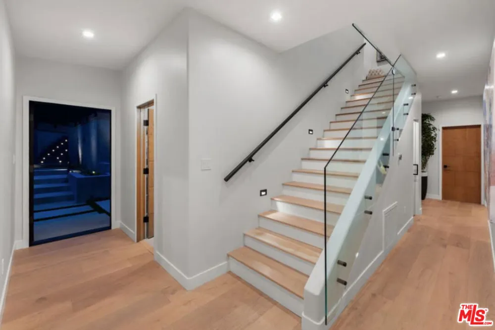 3936 Farley Court Studio City, CA 91604