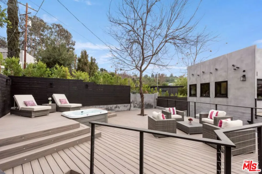 3936 Farley Court Studio City, CA 91604