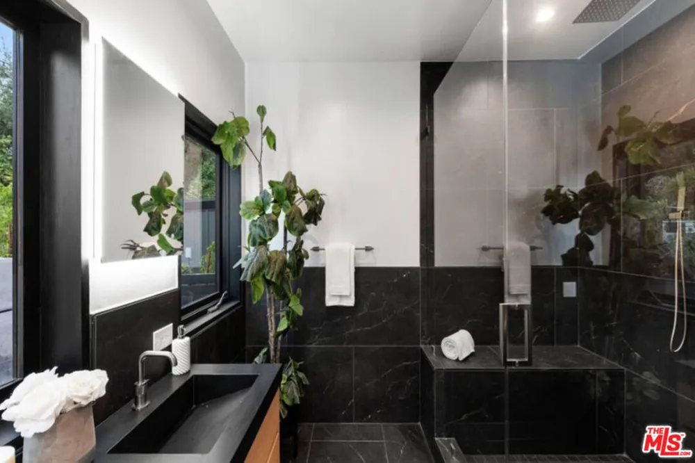 3936 Farley Court Studio City, CA 91604