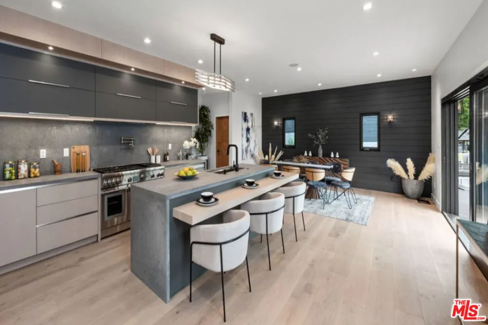 3936 Farley Court Studio City, CA 91604