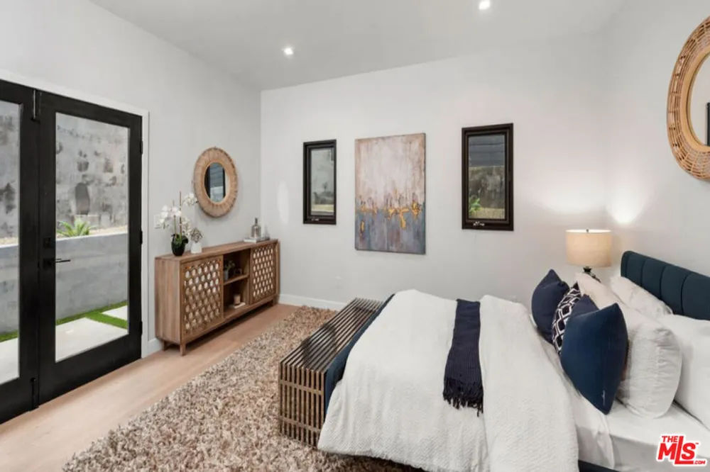 3936 Farley Court Studio City, CA 91604