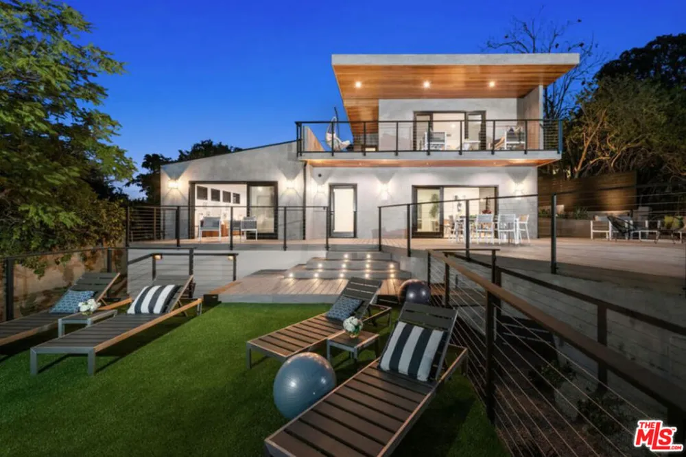 3936 Farley Court Studio City, CA 91604