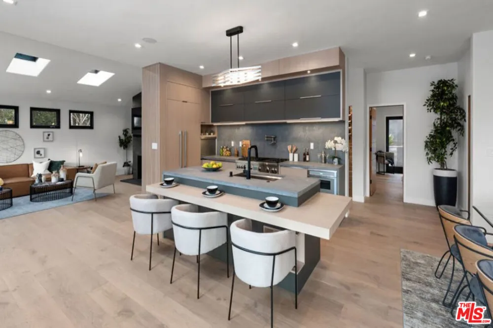 3936 Farley Court Studio City, CA 91604
