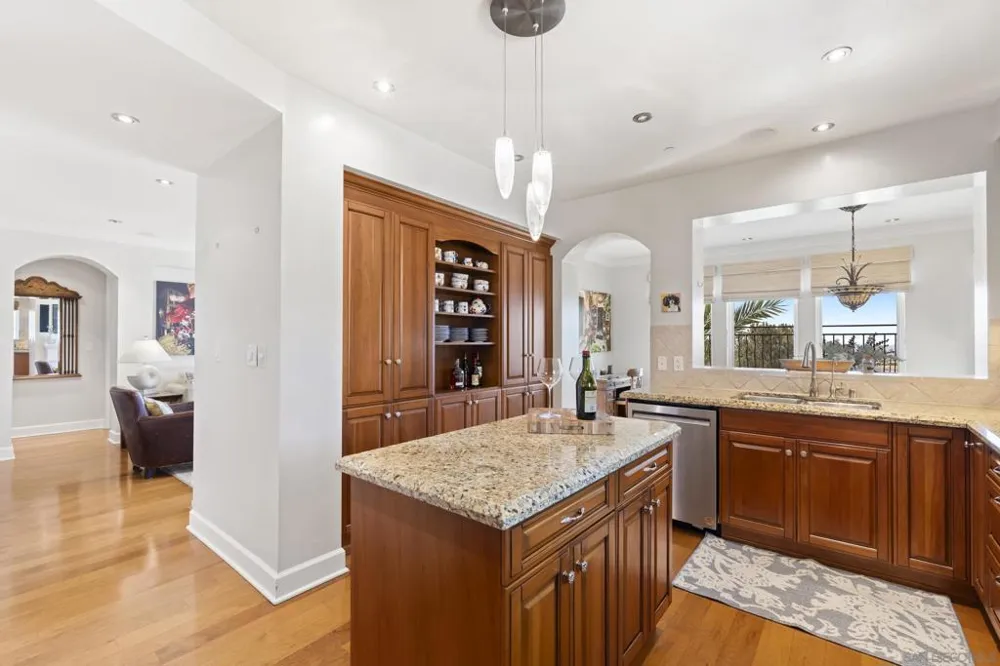 1010 Genter St #302 La Jolla, CA 92037
