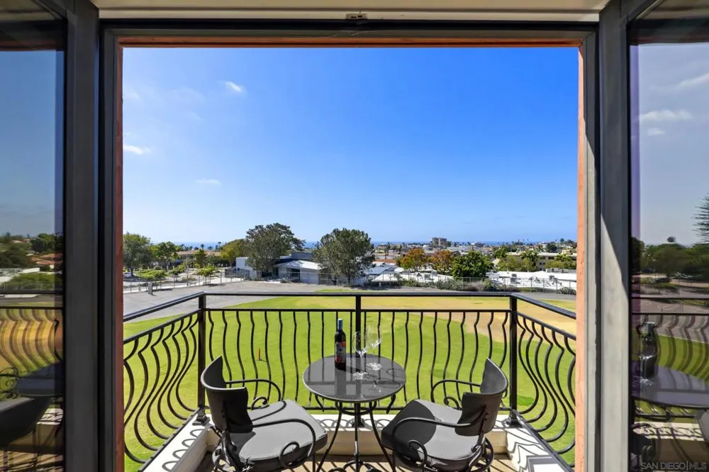 1010 Genter St #302 La Jolla, CA 92037