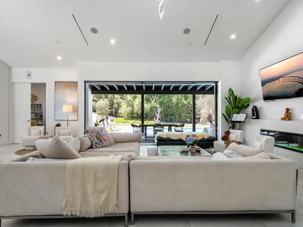 16947 AVENIDA LUIS Rancho Santa Fe, CA 92067