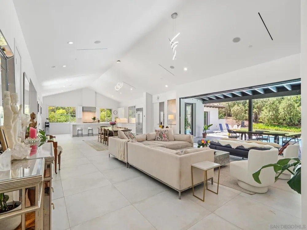 16947 AVENIDA LUIS Rancho Santa Fe, CA 92067