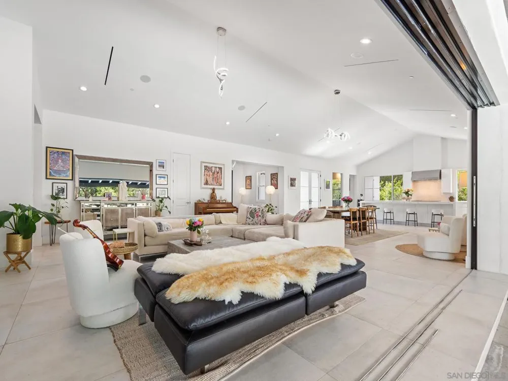16947 AVENIDA LUIS Rancho Santa Fe, CA 92067