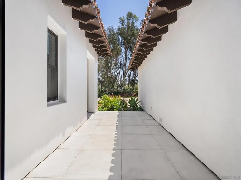 16947 AVENIDA LUIS Rancho Santa Fe, CA 92067