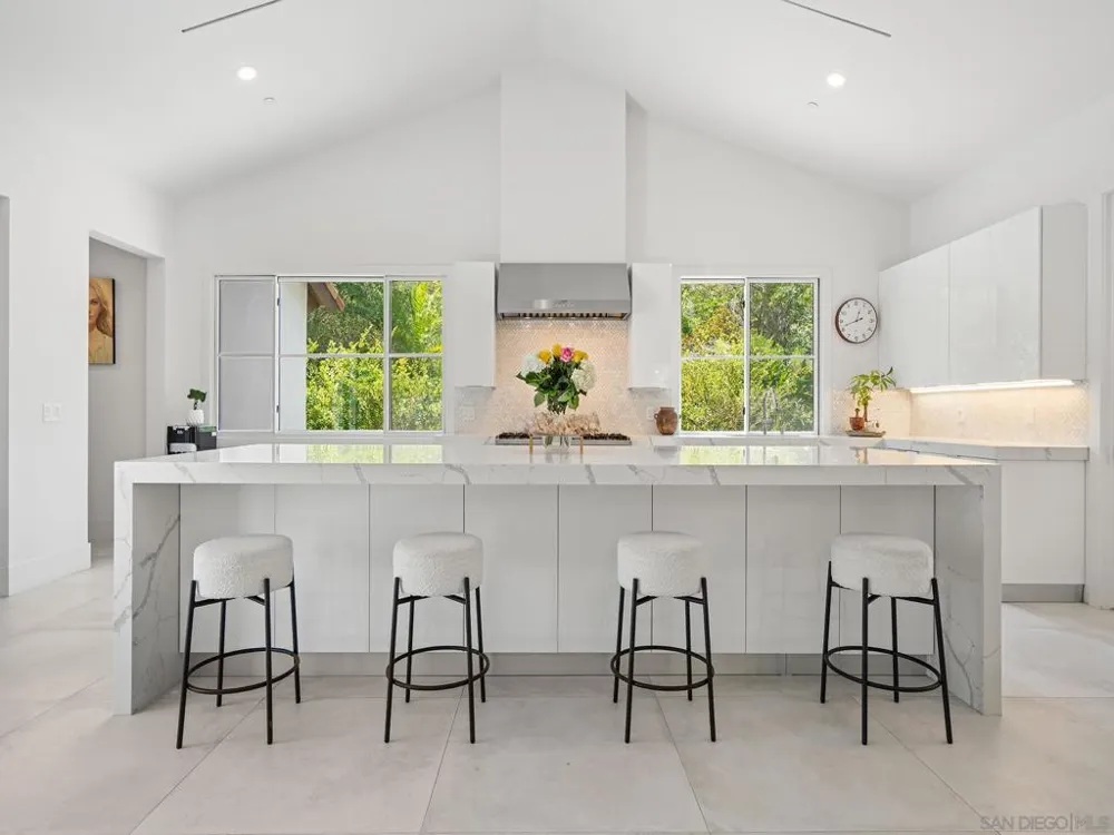 16947 AVENIDA LUIS Rancho Santa Fe, CA 92067