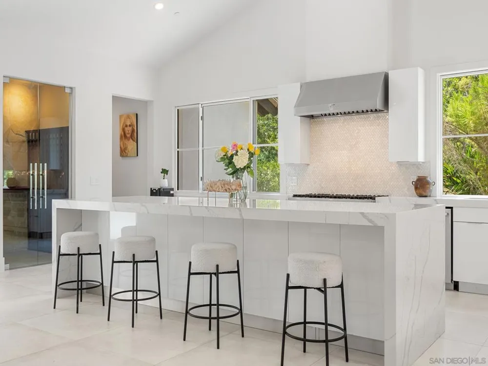 16947 AVENIDA LUIS Rancho Santa Fe, CA 92067