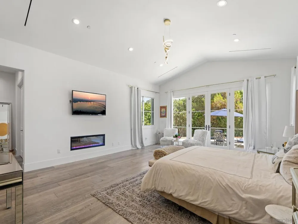16947 AVENIDA LUIS Rancho Santa Fe, CA 92067