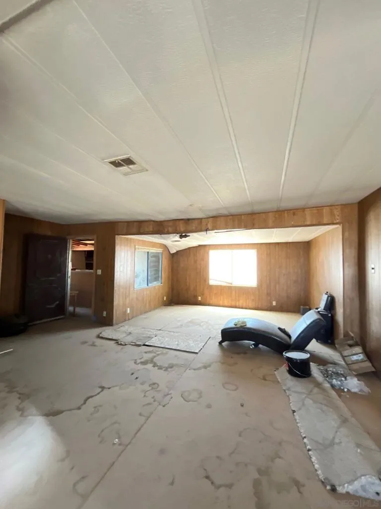 1055 Calle De Amistad El Mirage, CA 92301