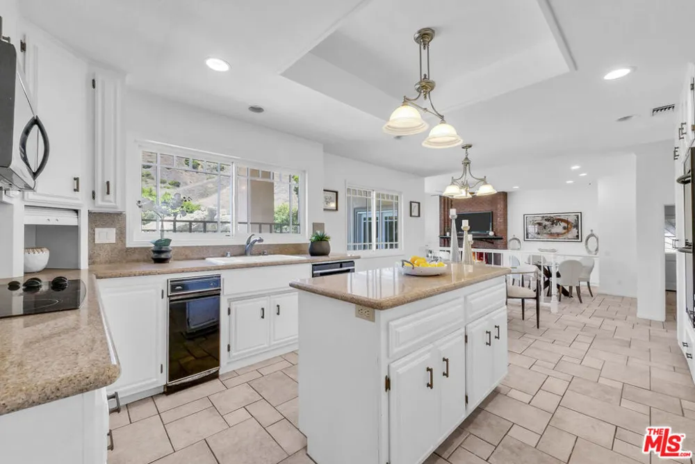 22285 Rolling Hills Lane Yorba Linda, CA 92887
