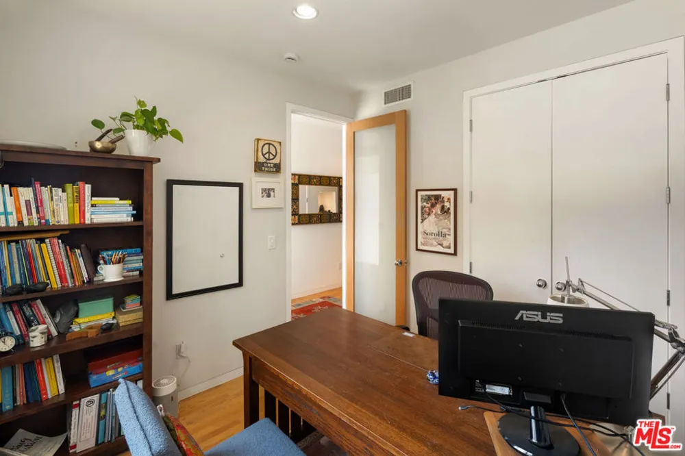 2005 Walnut Avenue Venice, CA 90291
