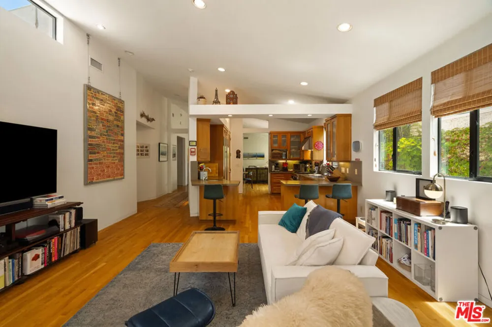 2005 Walnut Avenue Venice, CA 90291