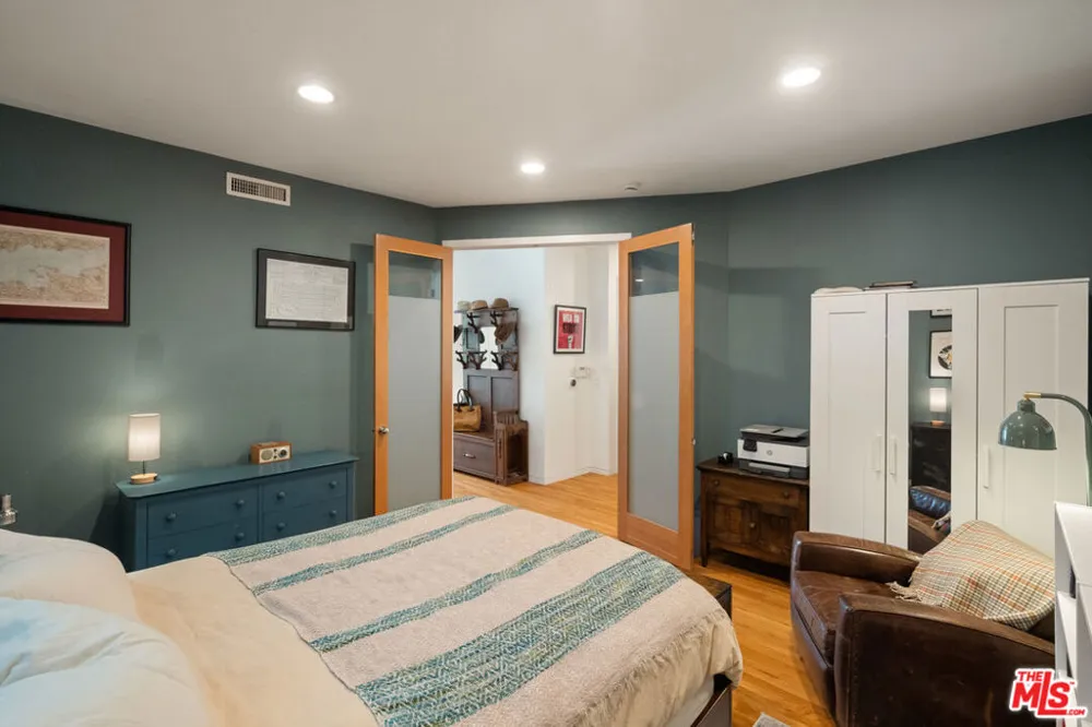 2005 Walnut Avenue Venice, CA 90291