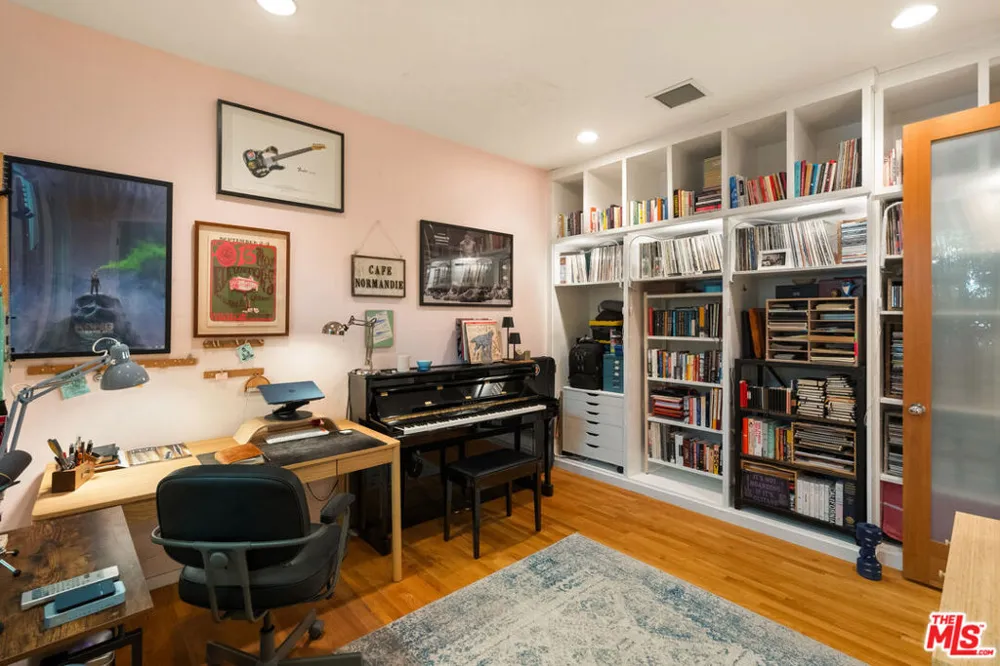 2005 Walnut Avenue Venice, CA 90291