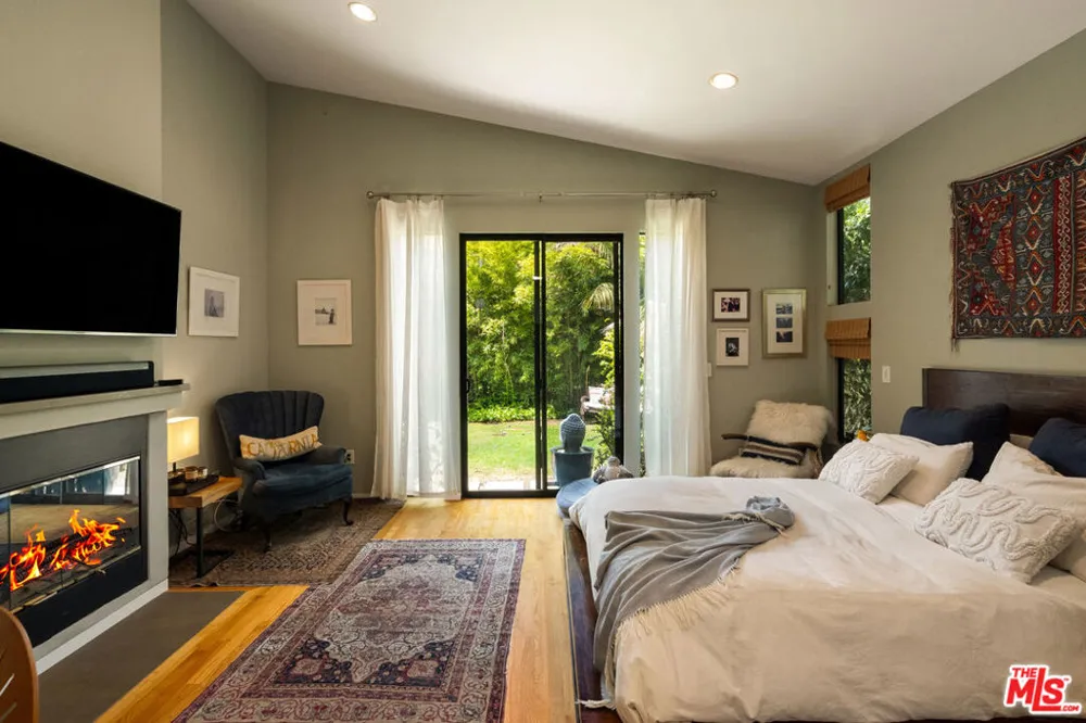 2005 Walnut Avenue Venice, CA 90291