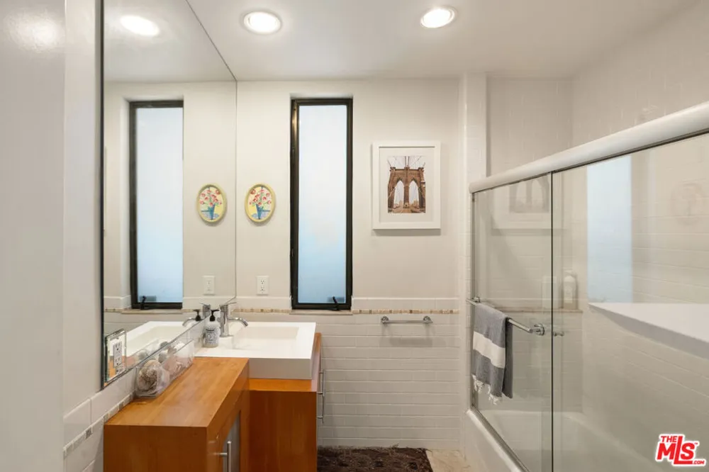 2005 Walnut Avenue Venice, CA 90291