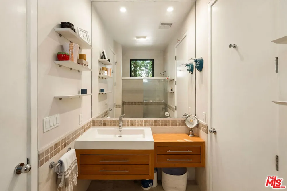 2005 Walnut Avenue Venice, CA 90291