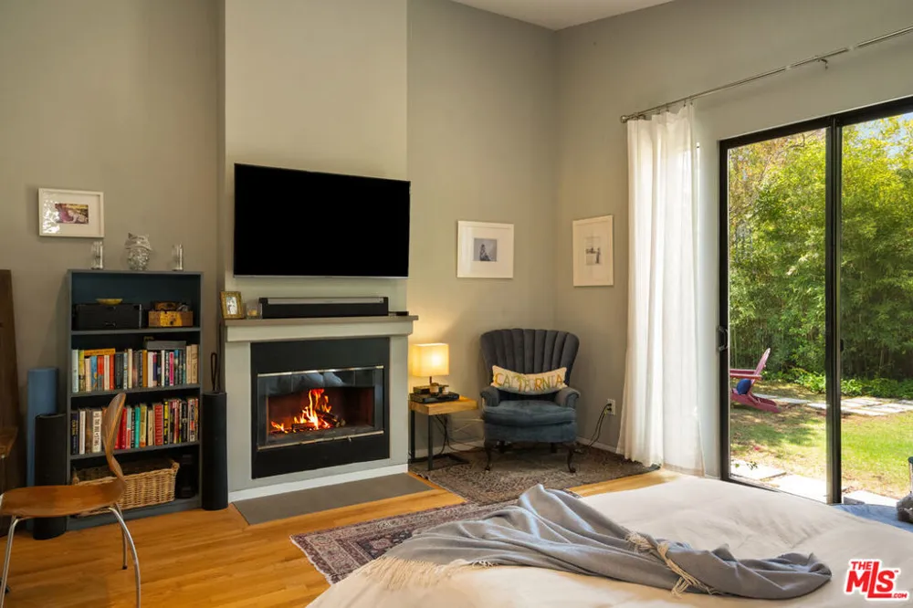 2005 Walnut Avenue Venice, CA 90291