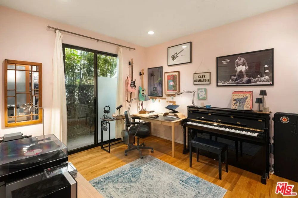 2005 Walnut Avenue Venice, CA 90291