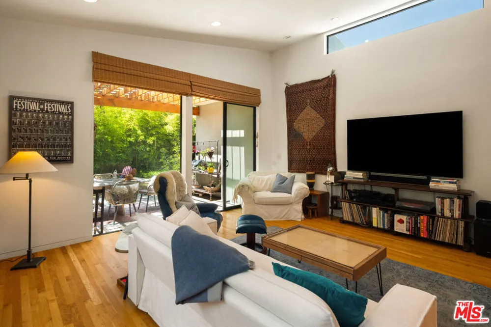 2005 Walnut Avenue Venice, CA 90291