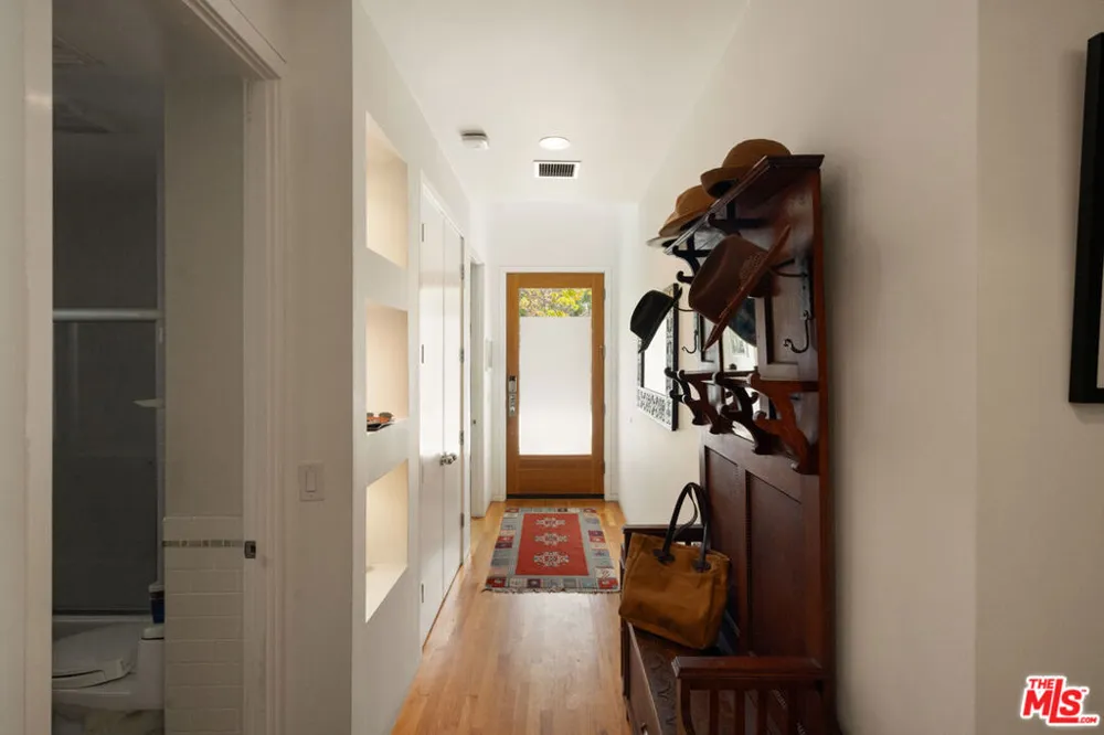 2005 Walnut Avenue Venice, CA 90291